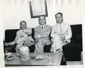 A picture of Ch'en Shou-yi (right), Hu Shih (middle) and Lin Yutang (left), most likely at Ch'en's home